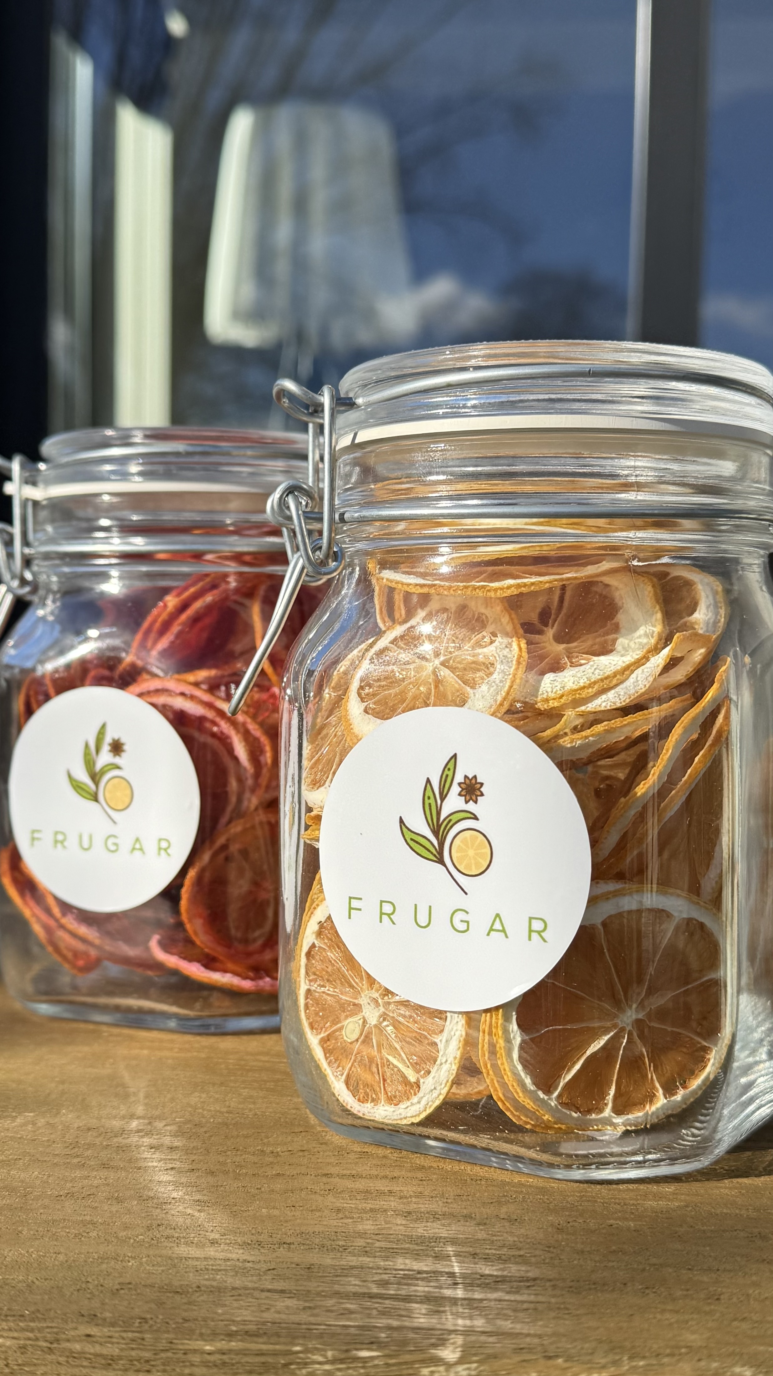 Frugar potten met gedroogd fruit