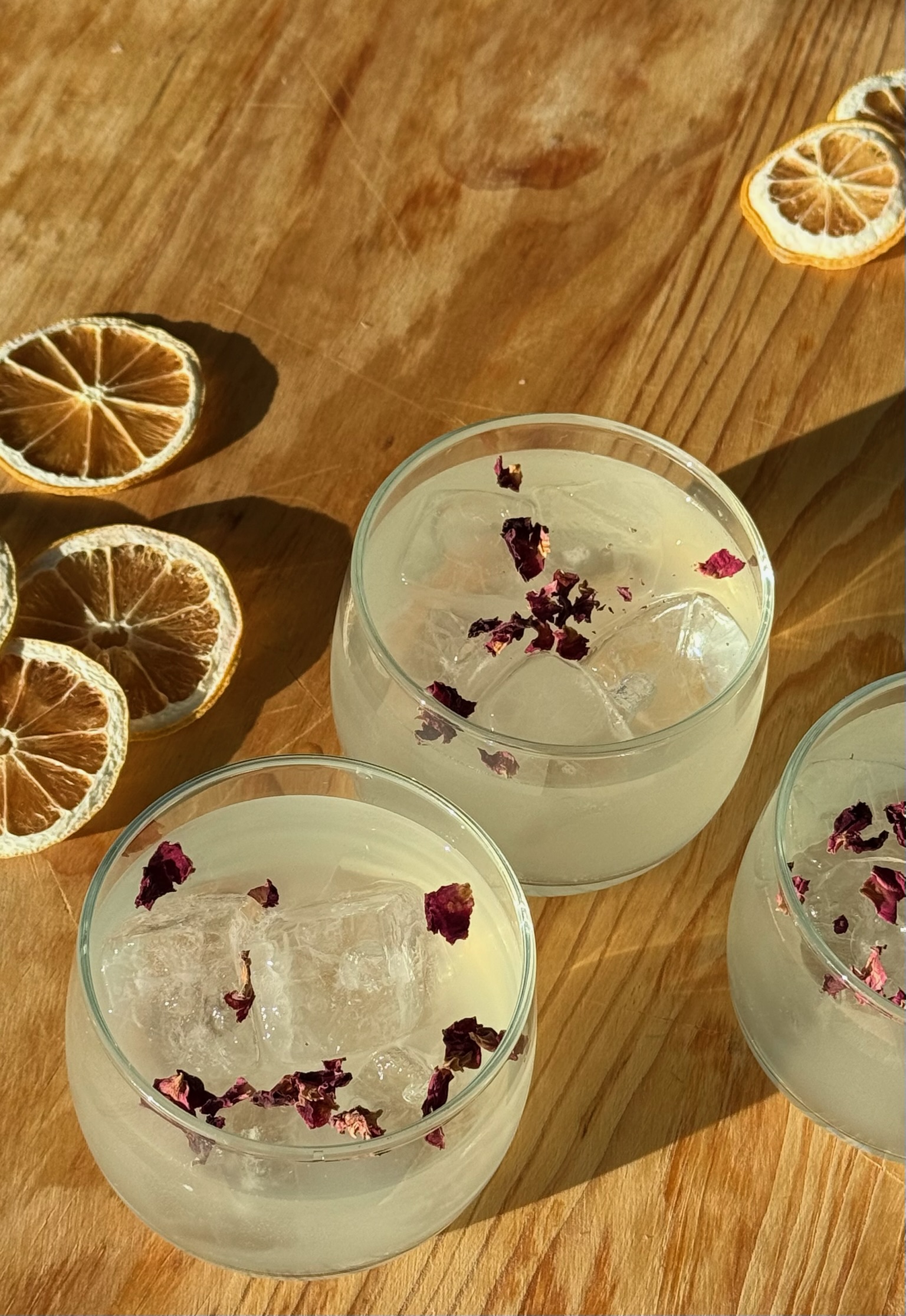 Cocktails met rozenblaadjes